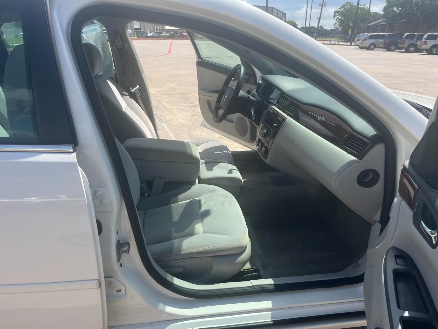 2007 white /gray Chevrolet Impala LS (2G1WB58K179) with an 3.5L V6 OHV 16V FFV engine, 4-Speed Automatic Overdrive transmission, located at 14700 Tomball Parkway 249, Houston, TX, 77086, (281) 444-2200, 29.928619, -95.504074 - Photo#11